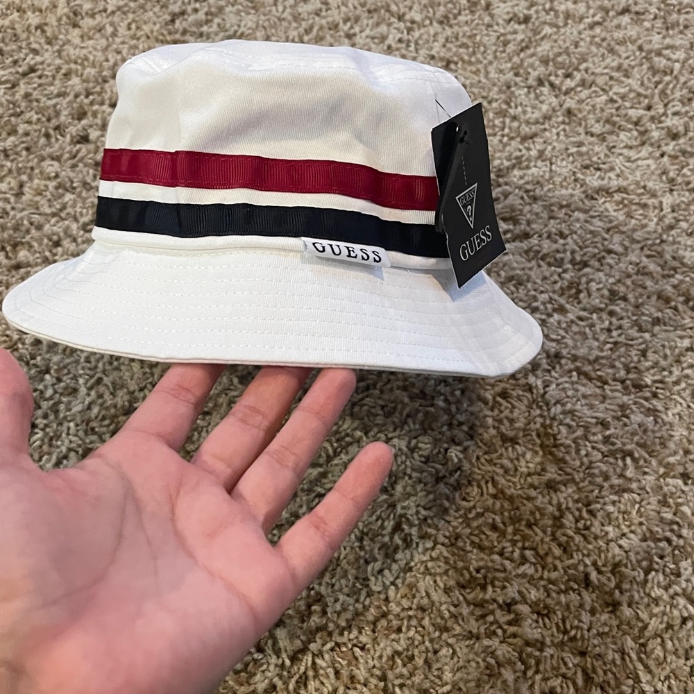 ‼️sold ‼️Guess bucket hat - Picture 2 of 3